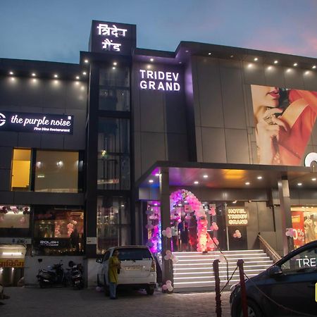 Hotel Tridev Grand Varanasi Exterior foto